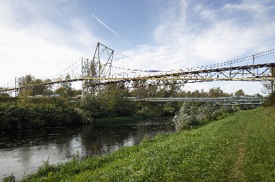 Ocelová lávka pro pěší a cyklisty přes řeku Ostravici a železniční koridor v Ostravě 